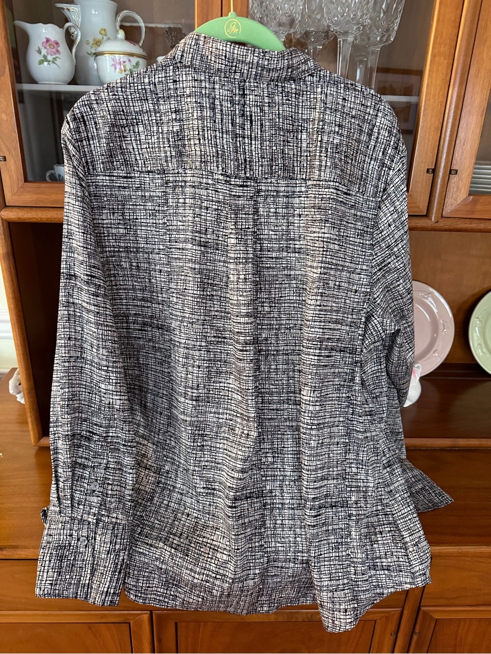 Banana Republic women’s size XL black n  White geometric print Button-Up Blouse - Picture 2 of 9